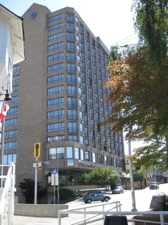 Kann man die winzigen Balkons erkennen?  Hotel Coast Bastion Inn