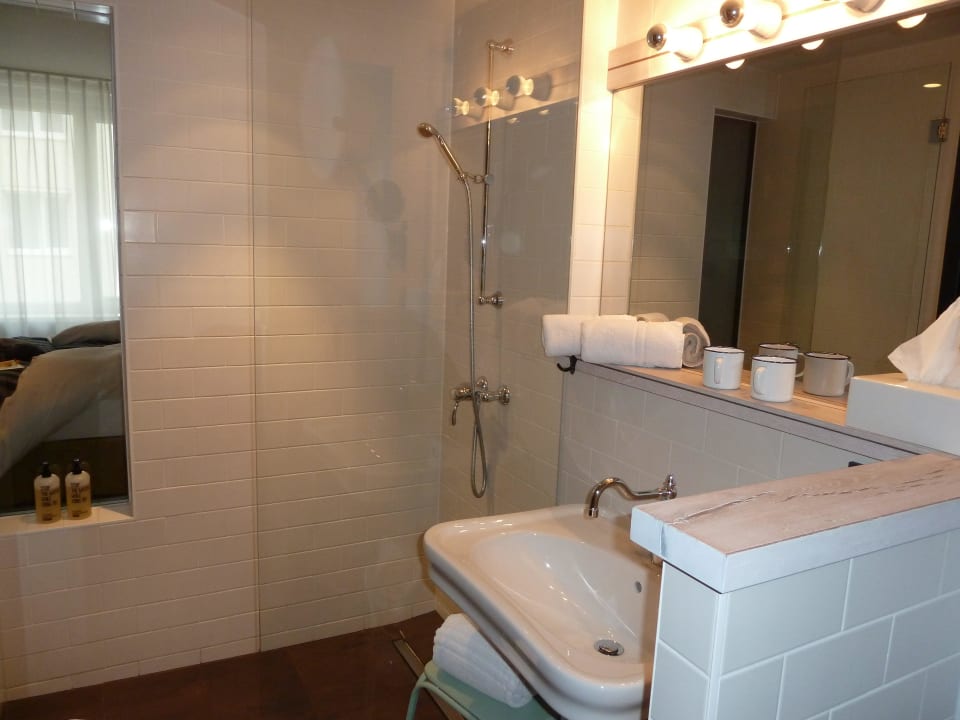 Bad v. DZ Standard 25hours Hotel Wien beim MuseumsQuartier