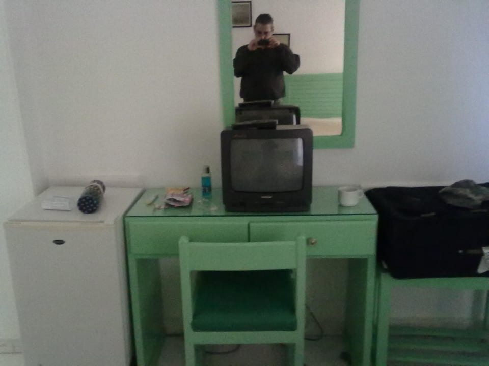 Kühlschrank, Schreib- und Fernsehtisch mit TV Hotel Sea View