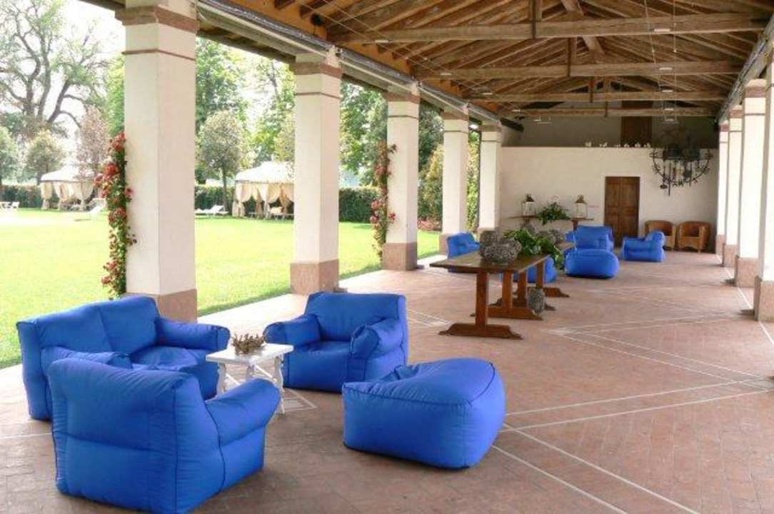 Der Loungebereich (überdacht) Agriturismo Borgo dei Conti della Torre