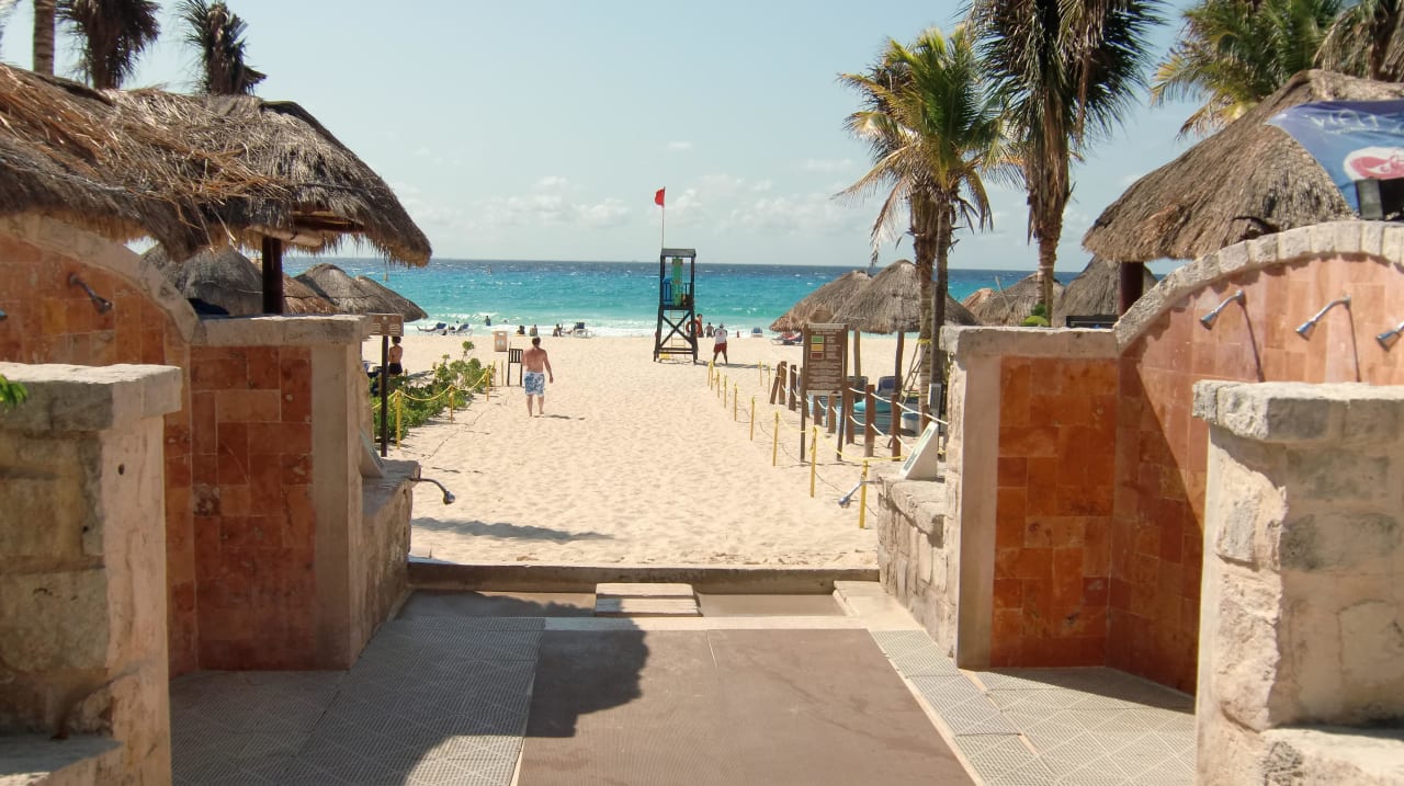 Durchgang zum Strand mit Duschbereich Sandos Playacar Beach Resort