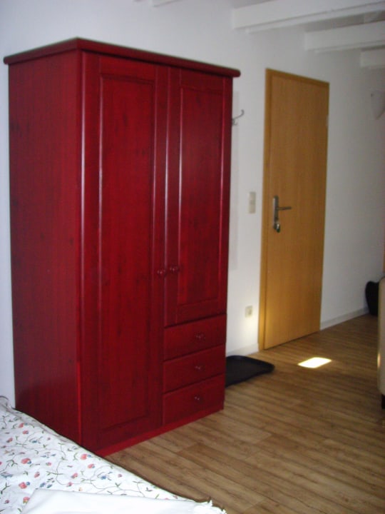 Eingangstür Zimmer und Schrank Pension Linde