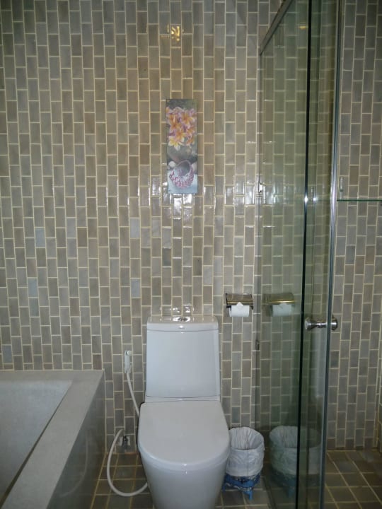 Die Toilette The Briza Beach Resort Khaolak