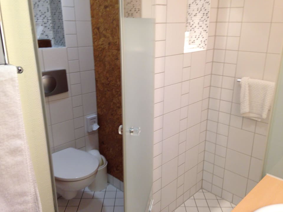 Toilette und Dusche NYX Hotel Erfurt