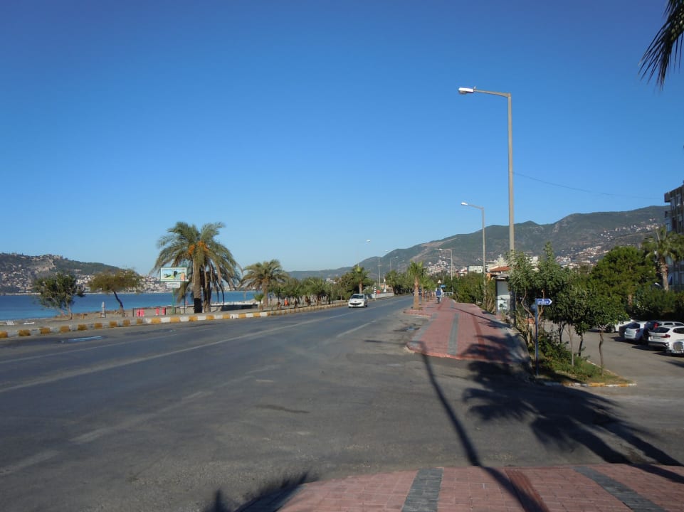 Bürgersteig vor dem Hotel  Blue Diamond Alya