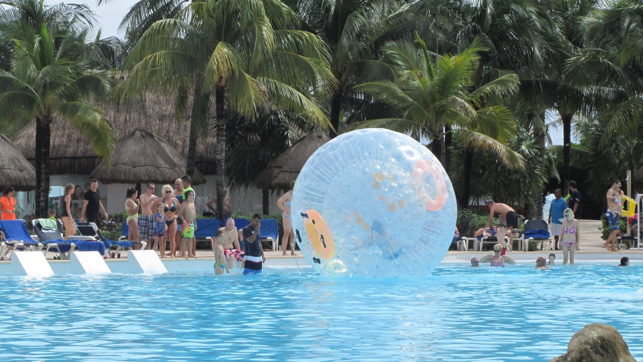 Laufball im Pool Grand Palladium Kantenah Resort & Spa