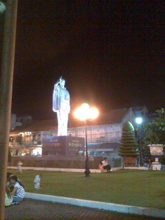 Kleiner Park vor dem Hotel TTC Hotel - Premium Can Tho