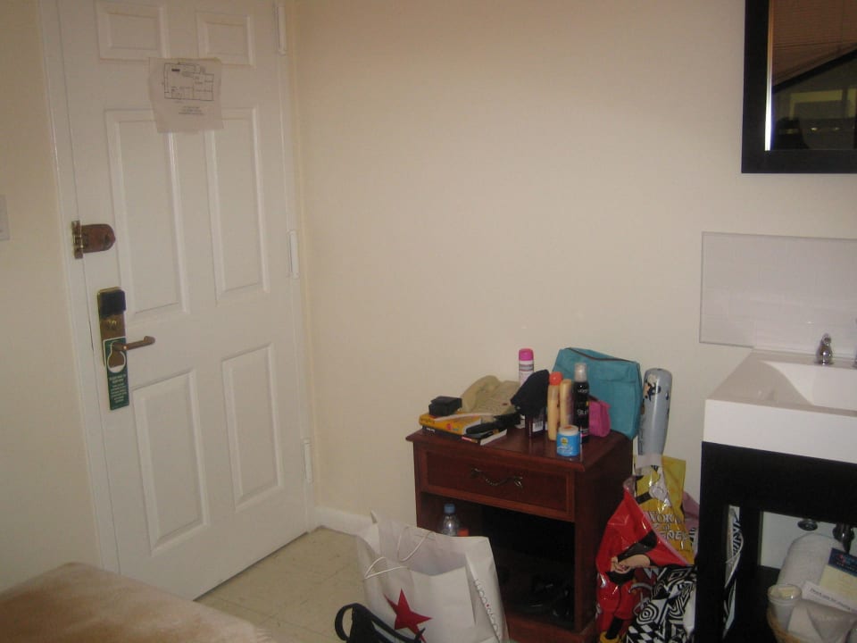 Ausgang und ein kleines Waschbecken Hotel Americana Inn