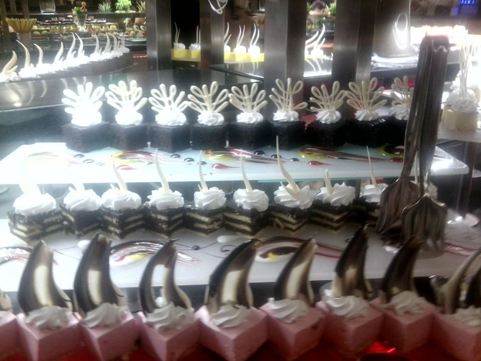 Jedes Sahneschnittchen mit Schokodekor Adalya Ocean Deluxe