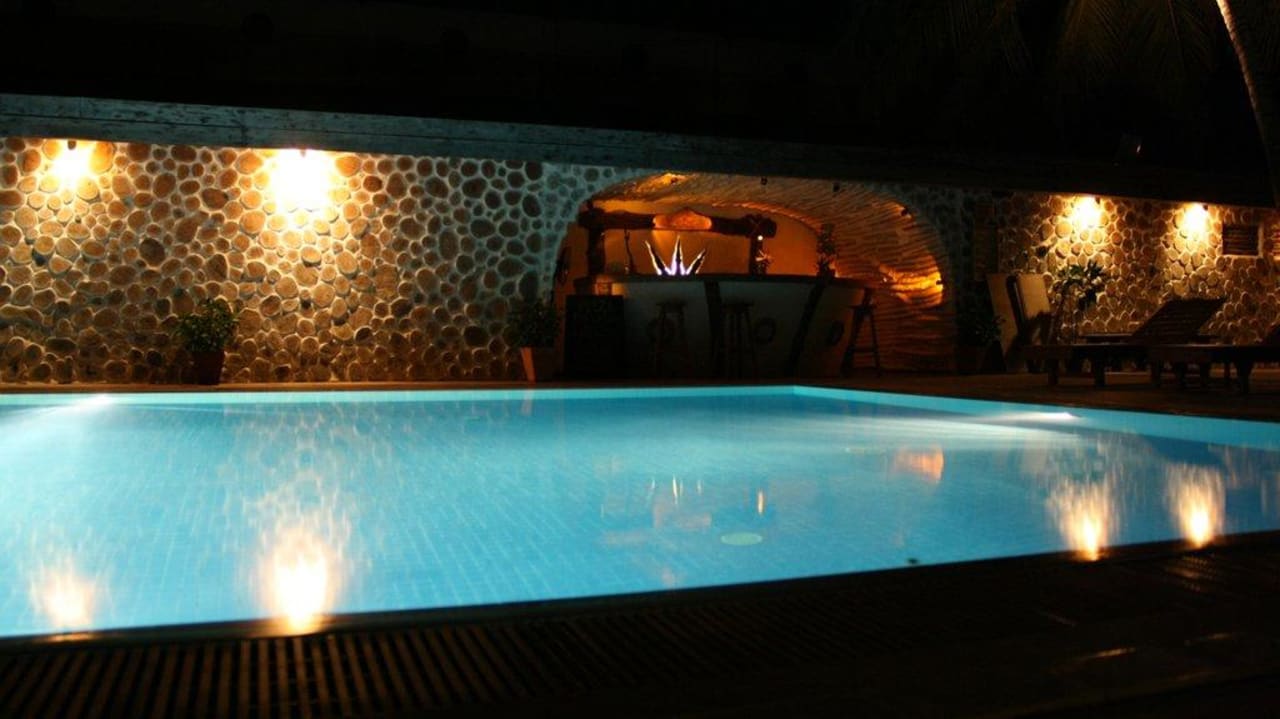 Der Pool bei Nacht NH Collection Maldives Reethi Resort