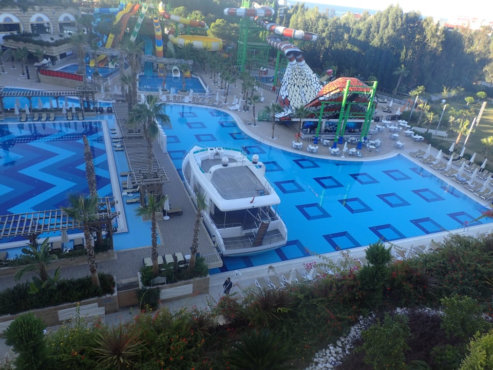 Ein Schiff liegt am Pool Crystal Sunset Pearl Collection