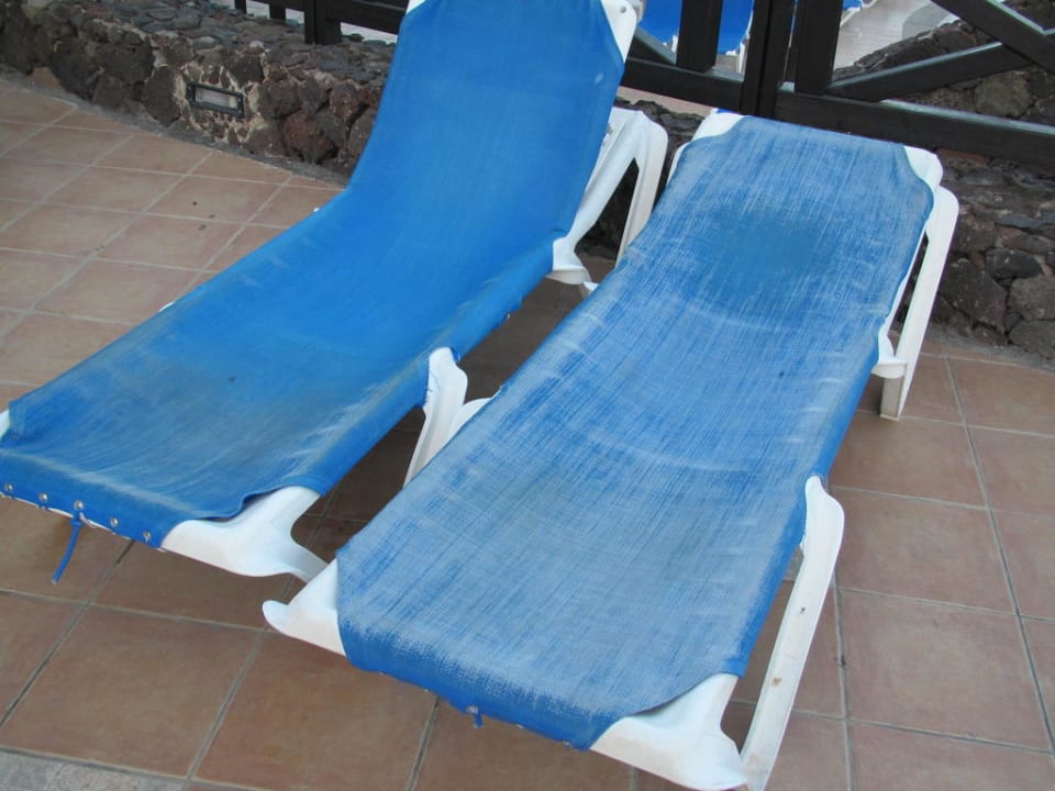 Defekte Liegen am Pool Occidental Jandía Playa