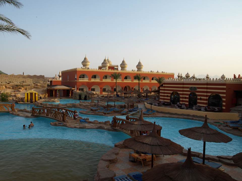 Basen główny późnym popołudniem Pickalbatros Alf Leila Wa Leila Resort - Neverland Hurghada