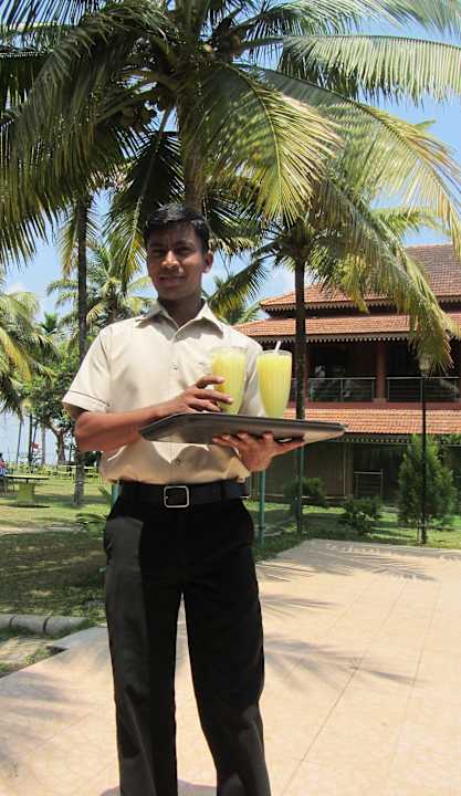 Netter freundlicher Ober Hotel Lakesong Resort