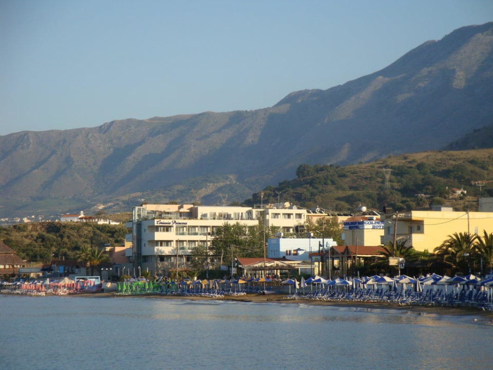 Blick vom Hafen zum Hotel Hotel Corissia Princess
