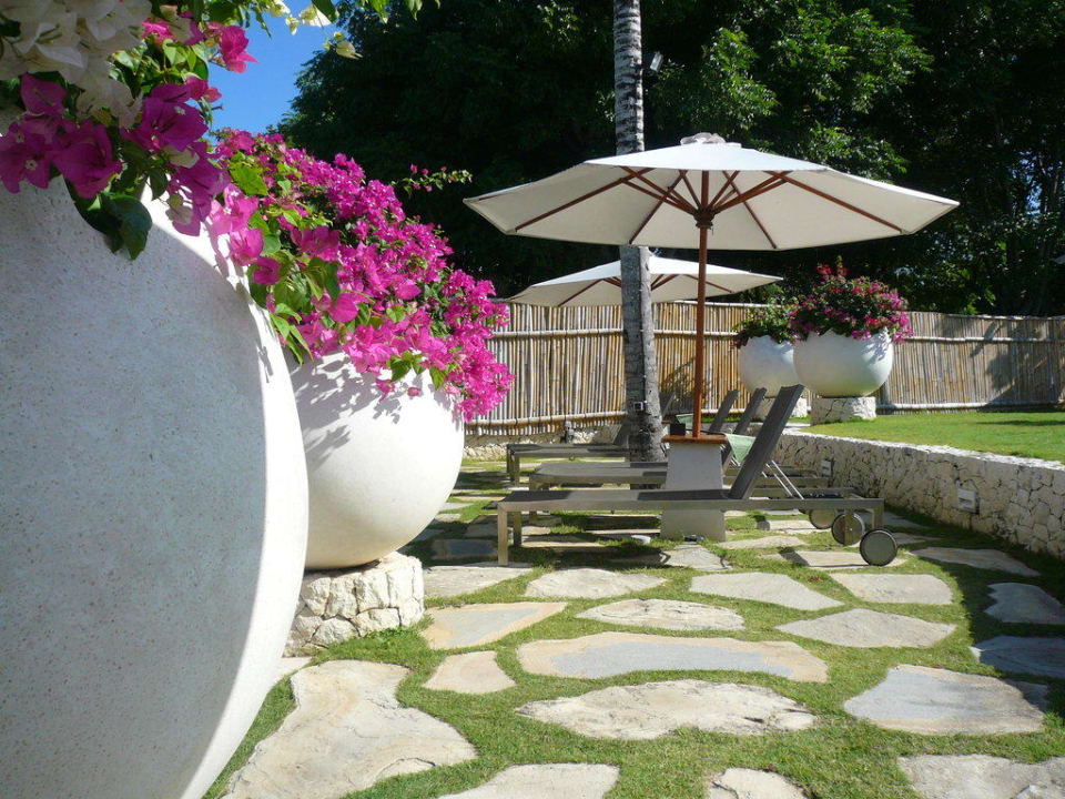 Liegen zum Pool gerichtet Holiday Inn Resort Baruna Bali