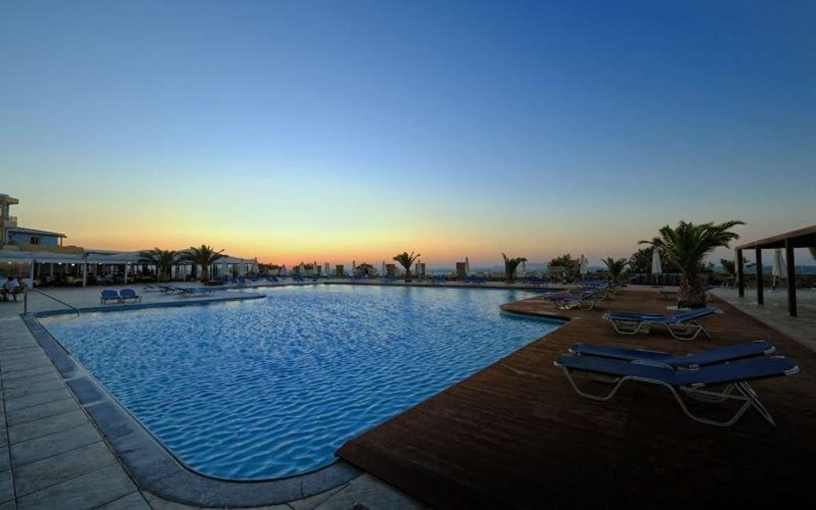 Salzwasserpool am Abend Hotel Aphrodite Beach Club