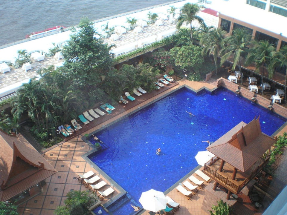 Pool vom Zimmer aus gesehen Ramada Plaza by Wyndham Bangkok Menam Riverside