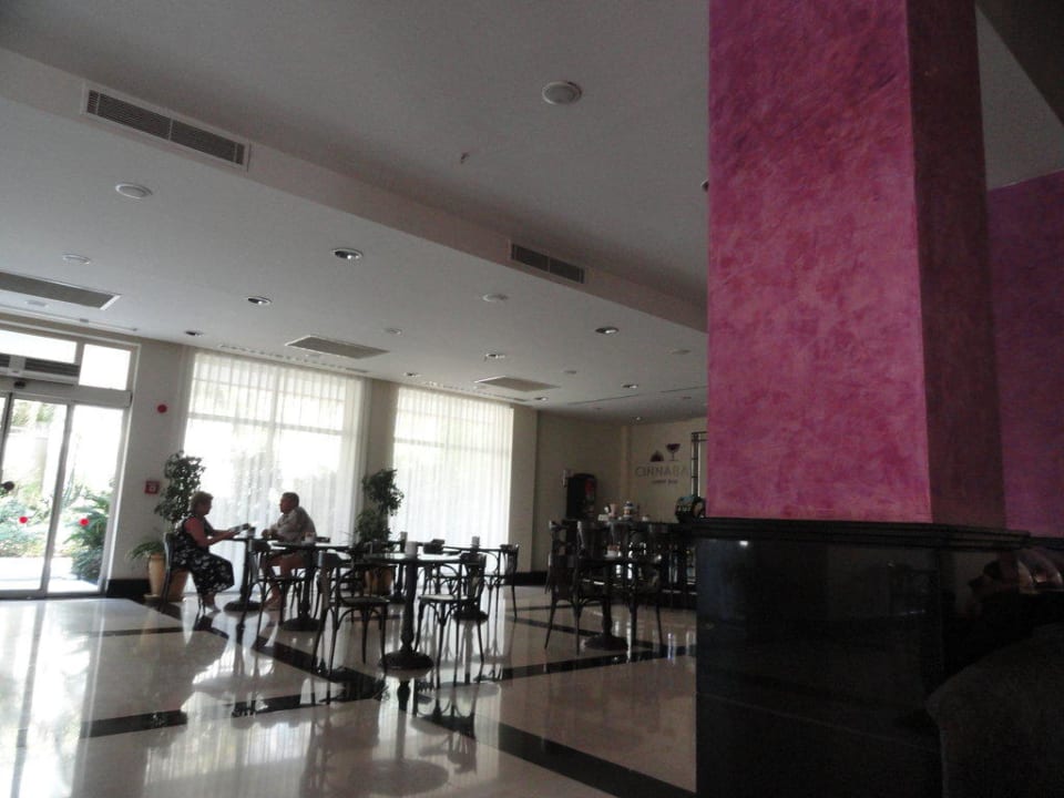 Bar im Eingangsbereich des Hotels Sealife Buket Resort & Beach