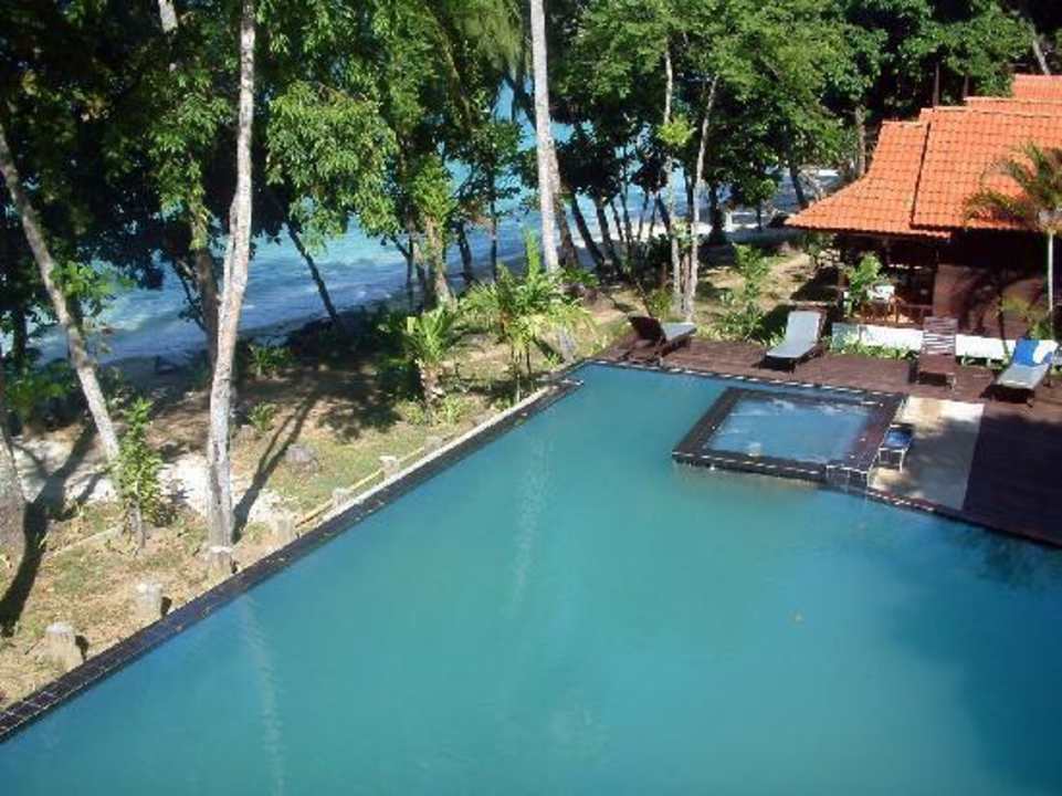 Pool (und Strand) am West Wing D'coconut Island Resort
