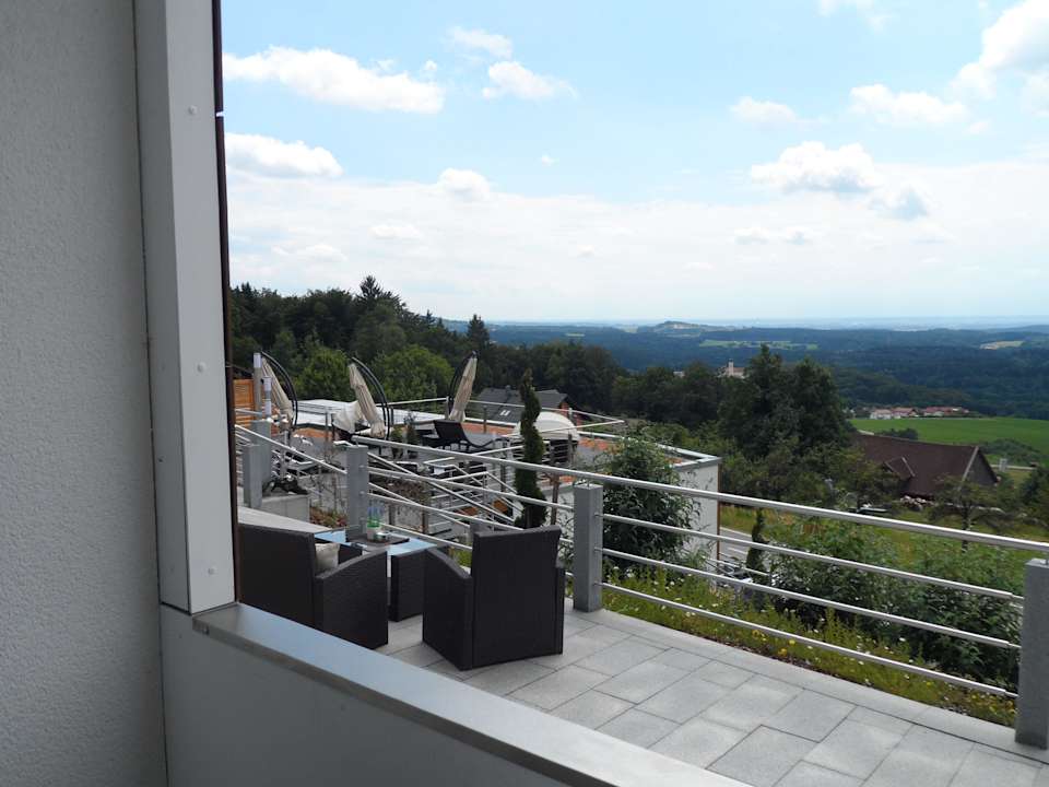 Blick auf die Sonnenterrasse aus Zimmer 2 Thula Wellnesshotel Bayerischer Wald