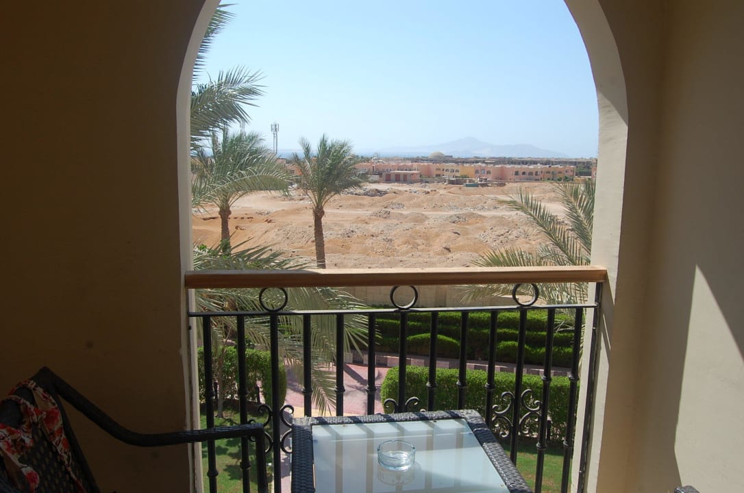 Widok z balkonu (nieciekawy, na jakąś budowlę) Hotel Tropicana Azure Club