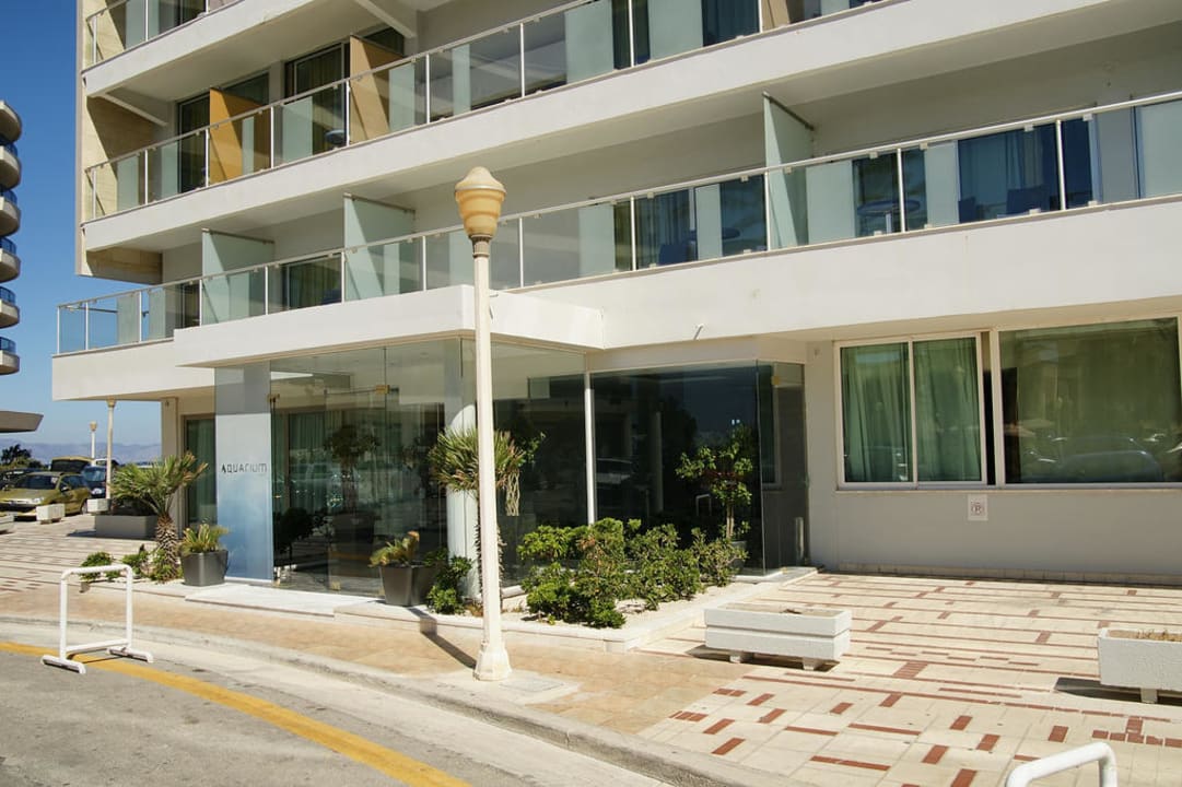 Haupt - Eingang Aquarium Hotel