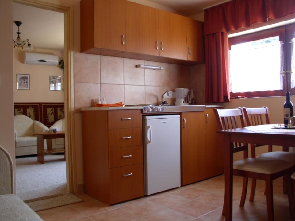 Küche mit Wohnzimmer im Familien Appartement Julia Villa