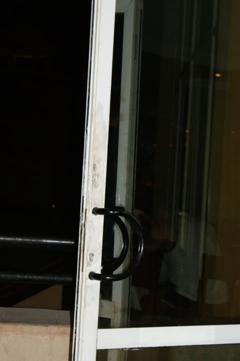 Türe vom Restaurant zur Terrasse - voll verdreckt   Malikia Resort Abu Dabbab