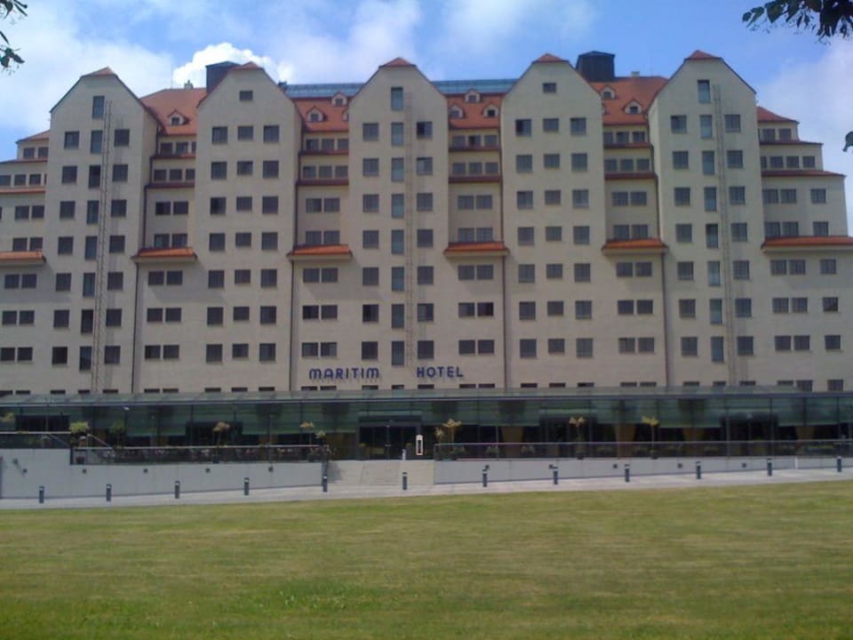 Hotel vom Weg an der Elbe aus fotografiert Maritim Hotel Dresden