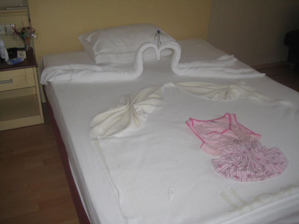 Schön dekoriertes Bett Hane Family Resort