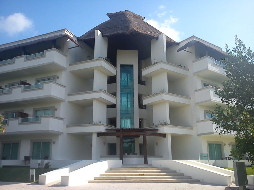 Eines von vielen Gebäuden BlueBay Grand Esmeralda