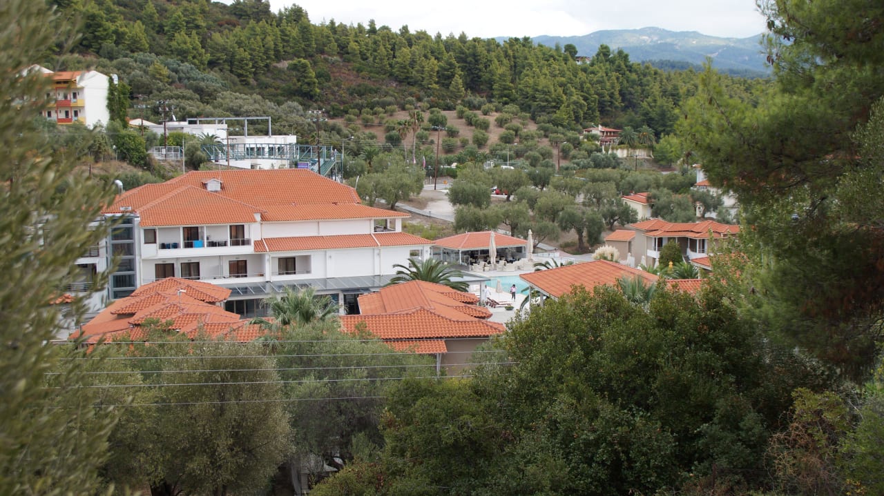 Blick von der Fußgängerbrücke vom Hotel Lagomandra Hotel Lagomandra Beach