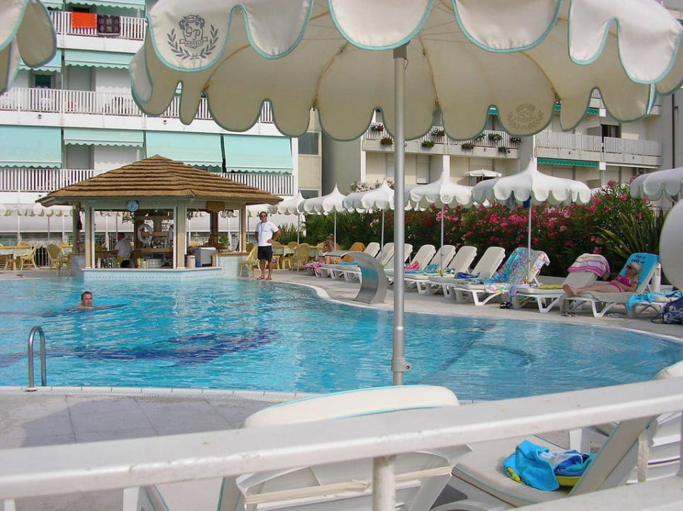 Pool mit Poolbar Hotel Punta dell'Est