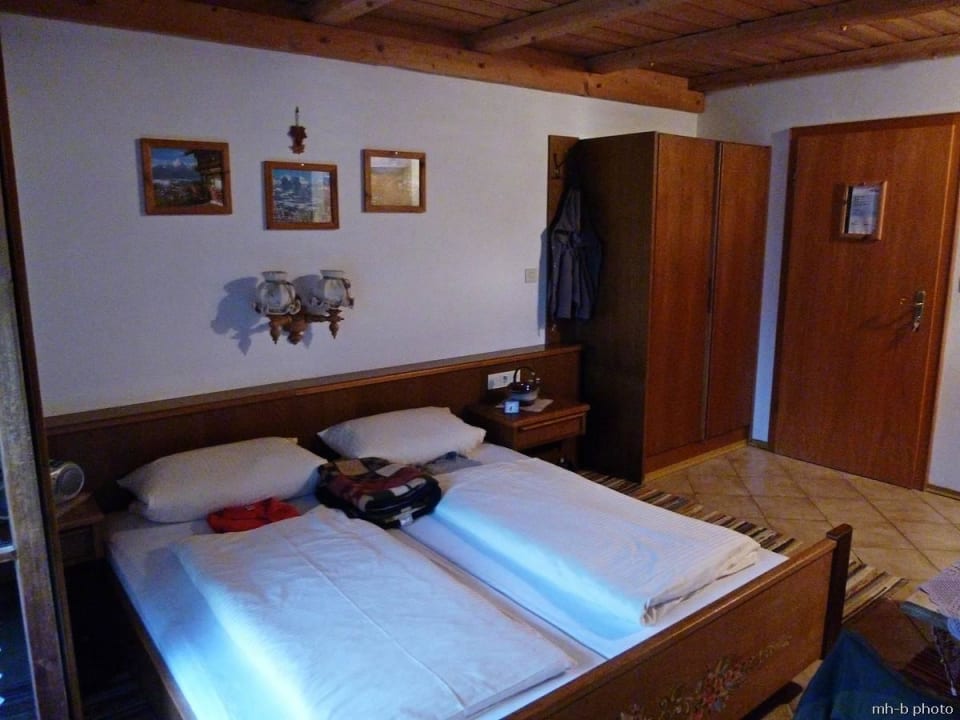 Bett u. ausreichend großer Kleiderschrank Gästehaus Almbrünnerl