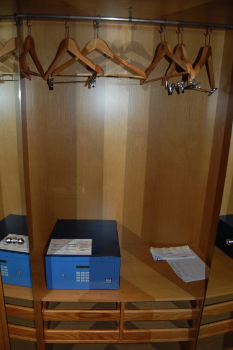 Schrank mit kostenlosem Safe im Vorraum NH Valencia Center
