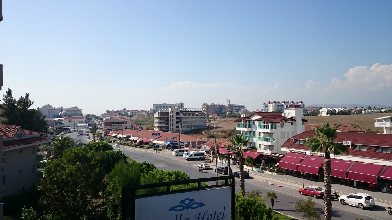 Ausblick vom Balkon zur Straße/Promenade Seaden Corolla Hotel
