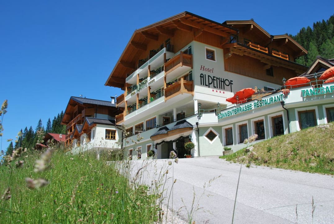 Hotelansicht von der Strasse Hotel Alpenhof