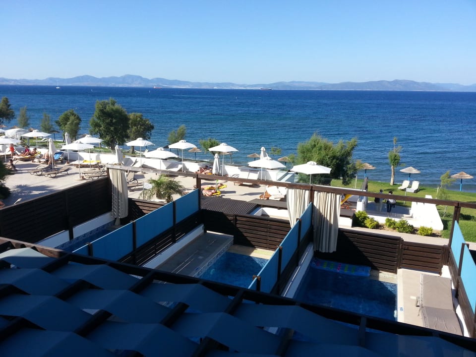 Suiten mit eig.Pool , davor Liegewiese TUI BLUE Oceanis Beach and Spa Resort