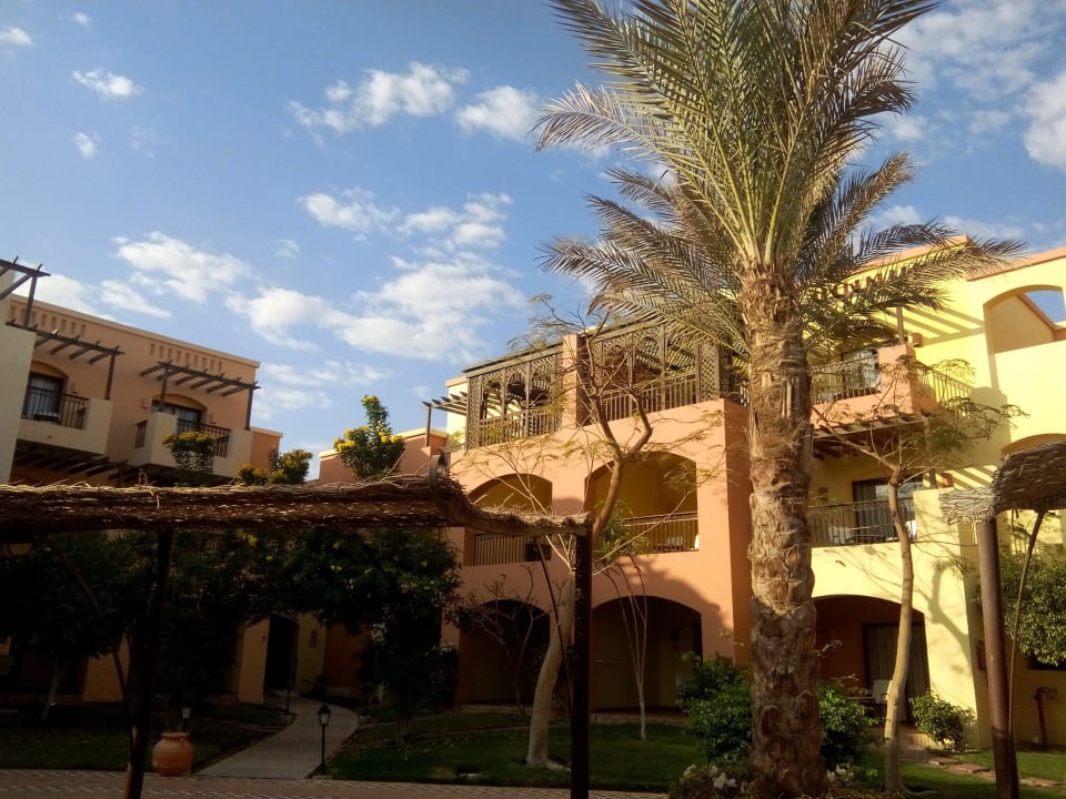 Vom Pool zum Hotel Jaz Makadi Saraya Resort