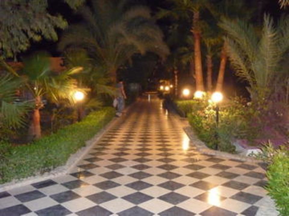 Weg zu den Bungalows Giftun Azur Resort