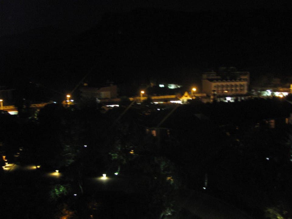 Ausblick Nachts zur Landseite Akka Alinda Hotel