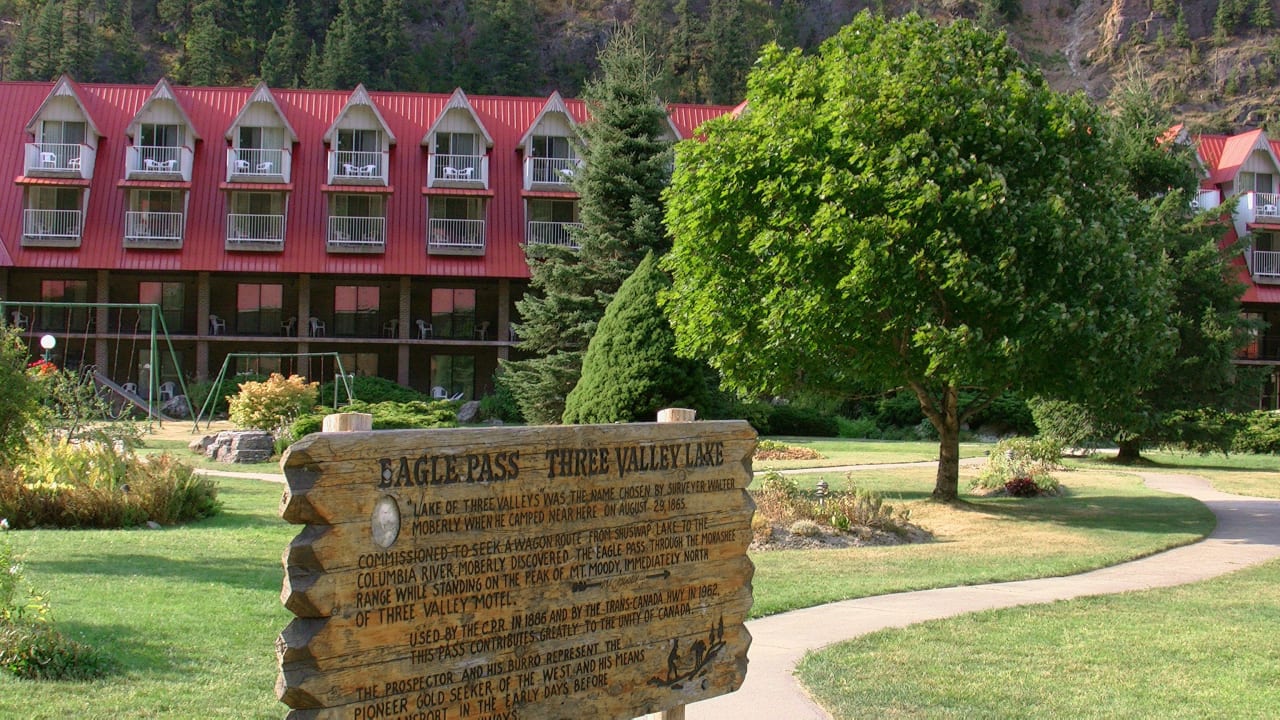 Blick in den Garten Hotel Three Valley Lake Chateau