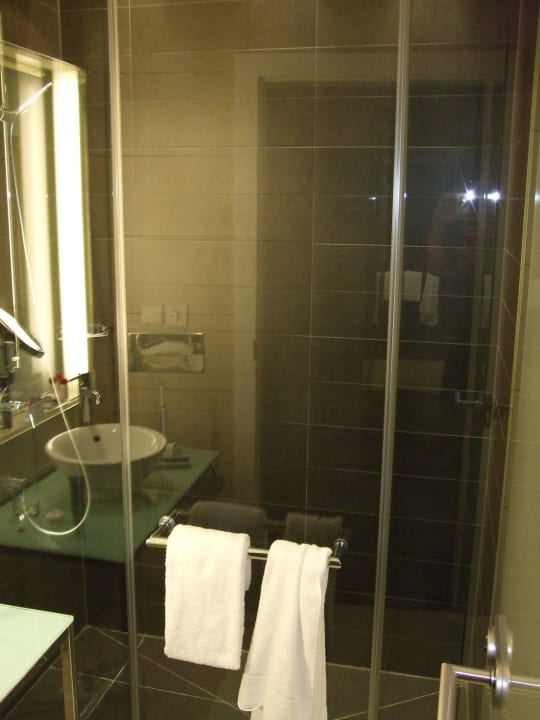 Bad mit Blick auf die Duschkabine Vienna House by Wyndham Andel's Berlin