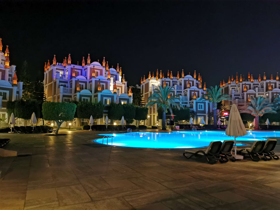 Pool Kamelya Aishen Club