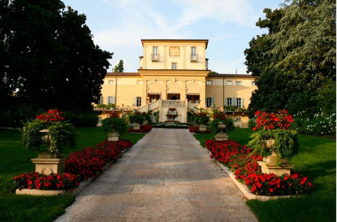 Auffahrt zum Hotel Byblos Art Hotel Villa Amista