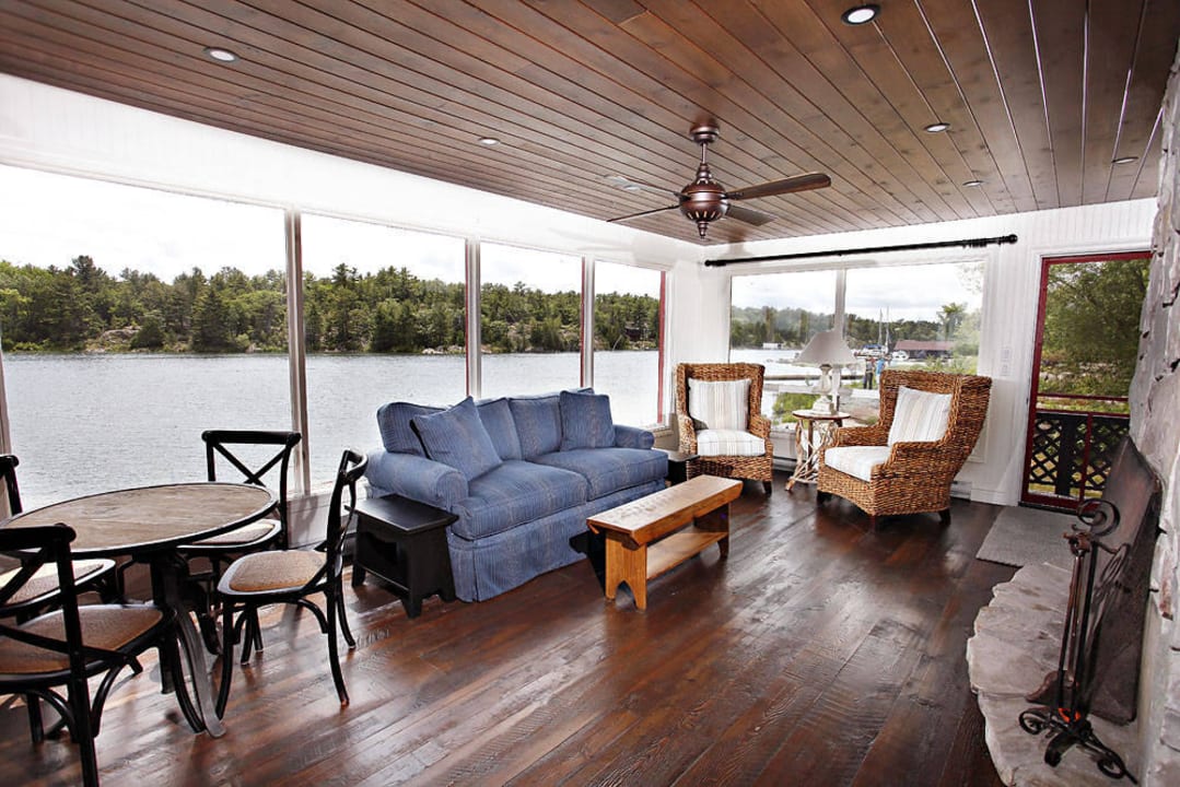 PIlot House interior Killarney Mountain Lodge