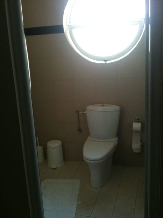 Einziges Fenster im Übergangsraum Hotel Kalithea Mare Palace