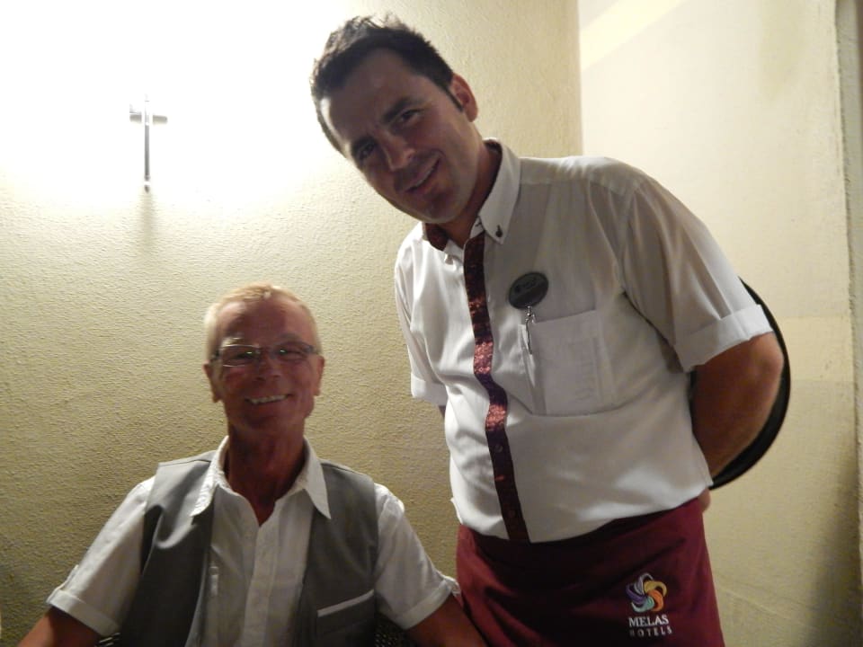 Unsere Lieblingskellner bei'm Abendessen Melas Resort Hotel