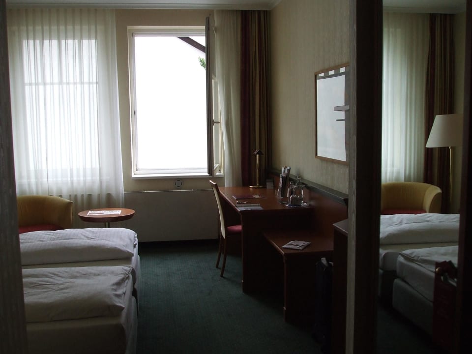 Ansicht, rechts Garderobe und Schrank Vienna House by Wyndham Thüringer Hof Eisenach